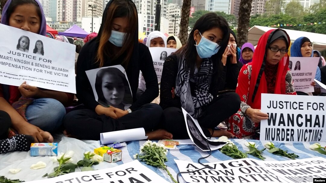 Jumiati (kedua kiri) sepupu dan Susiati (ketiga kiri), sahabat Sumarti Ningsih menghadiri doa bersama bagi dua perempuan Indonesia yang ditemukan tewas ditikam di sebuah apartemen mewah.