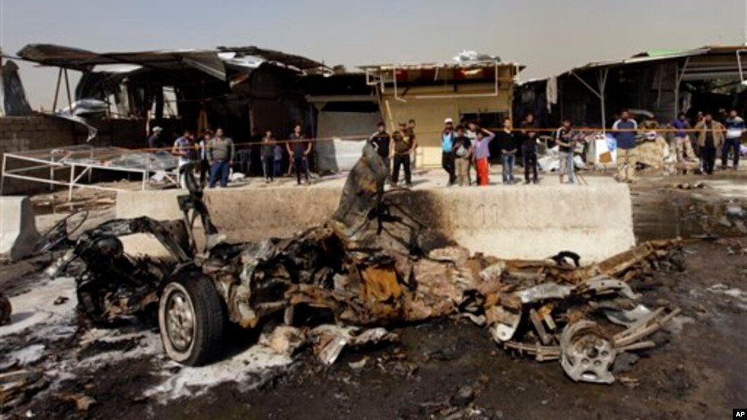 Hiện trường sau một vụ đánh bom xe ở vùng lân cận Ameen, phía đông Baghdad, ngày 17/2/2013.