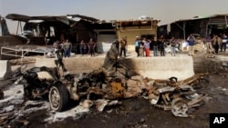Hiện trường sau một vụ đánh bom xe ở vùng lân cận Ameen, phía đông Baghdad, ngày 17/2/2013.