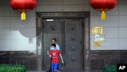 22일 미국 텍사스주 휴스턴 주재 중국 총영사관을 찾은 방문객들이 발길을 되돌리고 있다. 미국은 중국 측에 휴스턴 주재 중국 총영사관을 24일까지 폐쇄하라 요구했다.