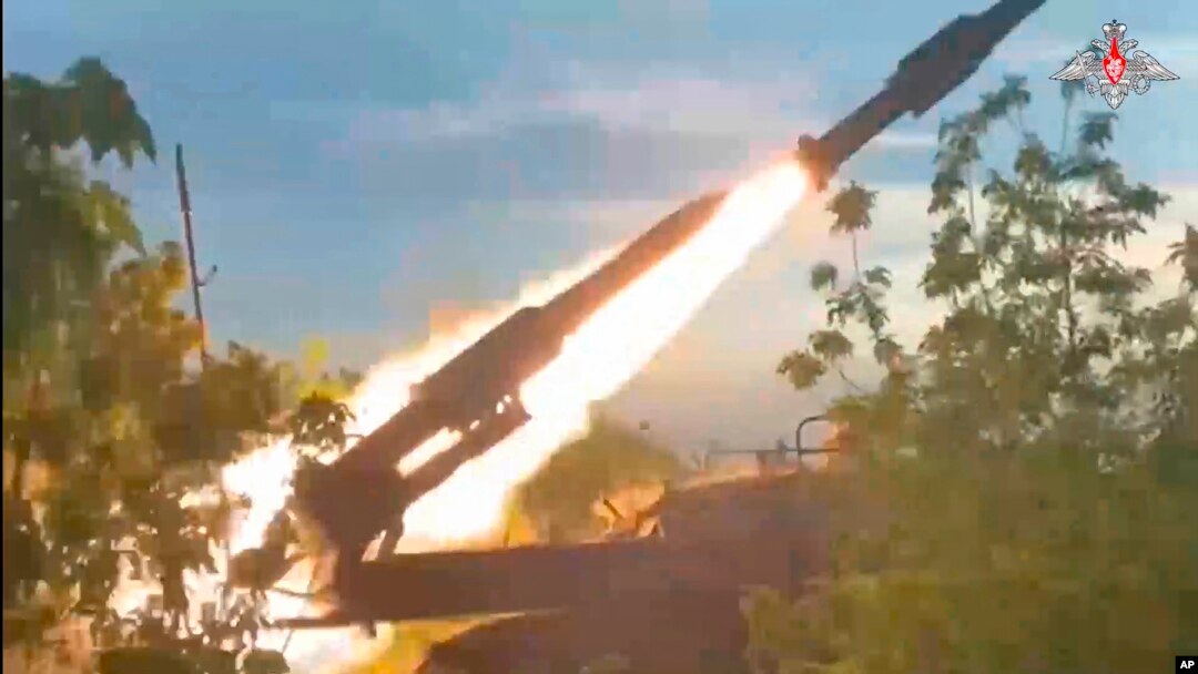 En esta fotografía tomada de un video publicado por el Ministerio de Defensa de Rusia el domingo 25 de agosto de 2024, un sistema de misiles tierra-aire autopropulsado de mediano alcance Buk-2M del Ejército ruso dispara contra objetivos aéreos en un lugar no revelado en Ucrania.