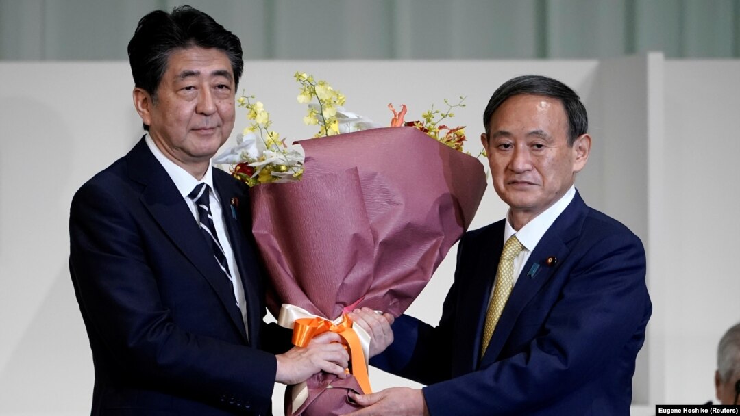 Japanski premijer Šinzo Abe i njegov naslednik Jošihide Suga posle izbora u Liberalno demokratskoj partiji