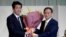 Japanski premijer Šinzo Abe i njegov naslednik Jošihide Suga posle izbora u Liberalno demokratskoj partiji