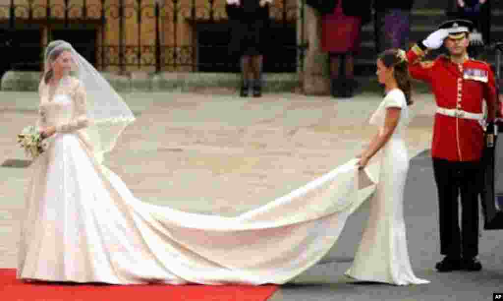 Kate Middleton arrives with her sister, Maid of Honour Philippa Middleton at the West Door of Westminster Abbey in London for her wedding to Britain's Prince William, April 29, 2011 (AFP)