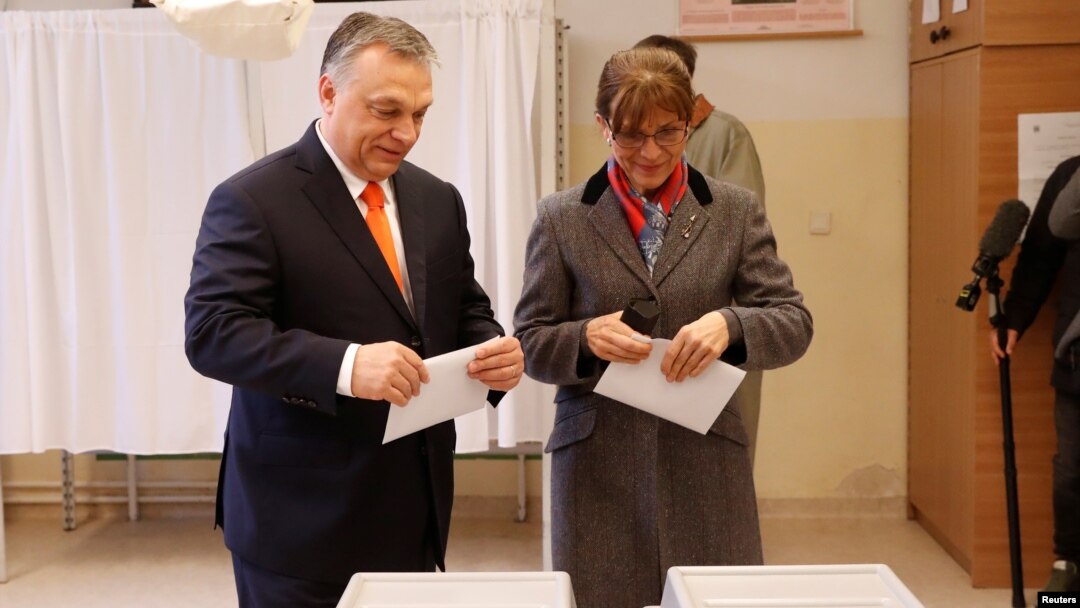 Perdana Menteri Hongaria Viktor Orban dan istrinya, Aniko Levai, memberikan suara di sebuah TPS di Budapest, Minggu (8/4). Orban diperkirakan akan memenangkan masa jabatan ketiganya sebagai PM Hongaria. 