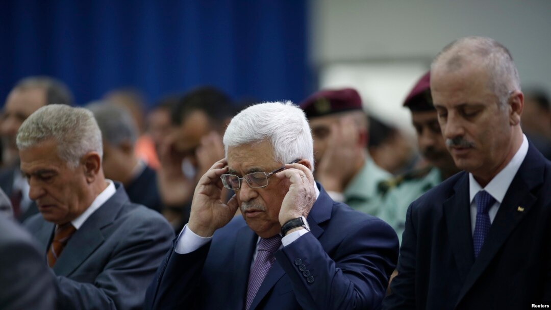 Presiden Palestina Mahmoud Abbas (tengah) menghadiri sholat Idul Fitri di Ramallah, Tepi Barat (8/8).