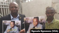 Joe Washington Ebina et Trésor Nzila Kendet, responsables des organisations de la société, manifestent pour la libération de leur camarade Noël Mienanzambi à Brazzaville, Congo, 6 juin 2017.