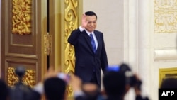 资料图片：2014年3月13日，中国总理李克强出席在北京人民大会堂举行的新闻发布会。（法新社）