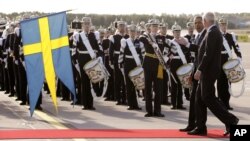 El presidente Barack Obama camina junto al embajador sueco ante Estados Unidos, Jonas Hafström frente a la guardia de honor a su llegada al aeropuerto de Estocolmo-Arlanda.