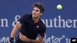 Roger Federer mengembalikan servis petenis Jerman, Peter Gojowcyzk, di turnamen Western & Southern Open, 14 Agustus 2018.