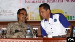 Kepala BNN Komjen Budi Waseso (kanan) bersama Wagub Jatim Saifullah Yusuf pada acara sosialisasi pencegahan, pemberantasan, penyalahgunaan dan peredaran gelap narkoba di Surabaya (26/11). (VOA/Petrus Riski)