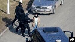 Policijski službenici zadržavaju demonstranta jer spriječavaju opozicionu akciju u znak protesta protiv zvaničnih rezultata predsjedničkih izbora u Minsku, Bjelorusija, u subotu, 27. marta 2021. godine.
