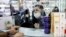 Un client dans une pharmacie du centre-ville de Téhéran, Iran, le 25 février 2020.  (AP Photo/Ebrahim Noroozi)