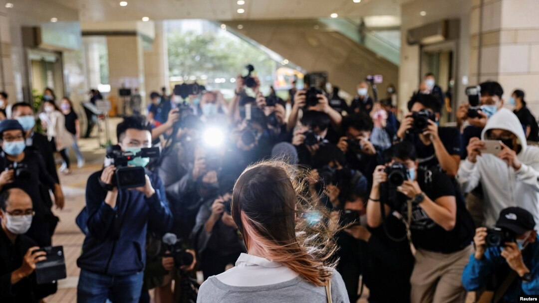 Aktivis pro-demokrasi Agnes Chow tiba di Pengadilan Magistrat Kowloon Barat untuk menghadapi dakwaan terkait perakitan ilegal yang berasal dari 2019, di Hong Kong, Cina, 23 November 2020. (Foto: REUTERS/Tyrone Siu)