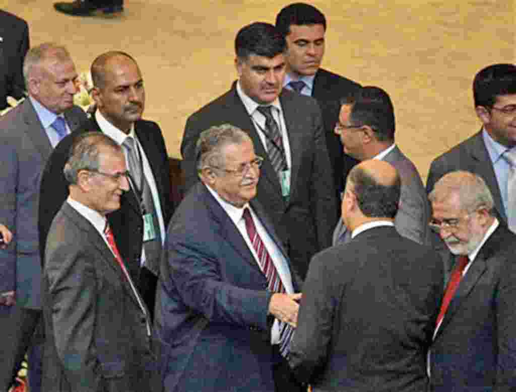 Iraq's President Jalal Talabani (C) shakes hands with a lawmaker during a parliament session in Baghdad, 11 Nov 2010