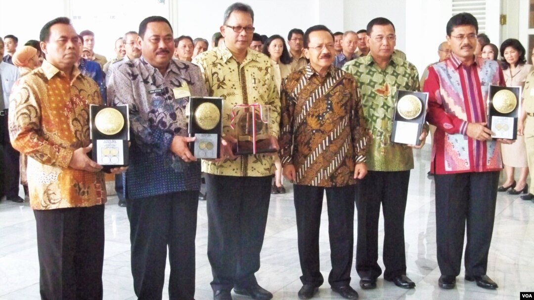 Gubernur DKI Fauzi Bowo (ketiga dari kanan) bersama para Walikota di DKI Jakarta penerima penghargaan Adipura dari Presiden SBY (foto: Budi Nahaba/VOA)