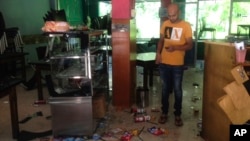 Mohamed Ramzeen berdiri di restoran kecilnya di Pilimathalawa, Sri Lanka, yang terdampak vandalisme, 8 Maret 2018. 