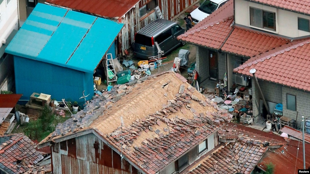 Rumah yang hancur akibat gempa bumi di Kurayoshi, Tottori, Jepang, 21 Oktober 2016 (Foto: Kyodo/via REUTERS) 