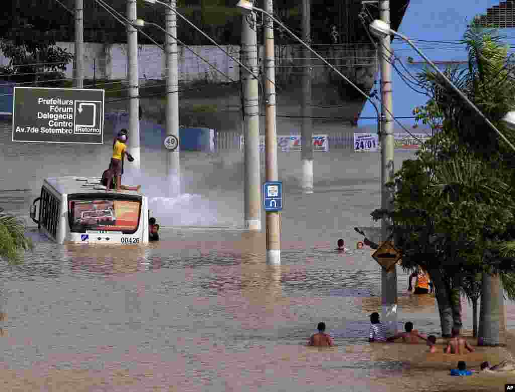 Ruas inundadas no centro da cidade de Franco da Rocha.