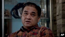 Ilham Tohti, cendekiawan dari etnis minoritas Uighur di China akan membela dirinya sendiri dalam persidangan hari keduanya di kawasan Xinjiang, China, 18 September 2014 (Foto: dok).