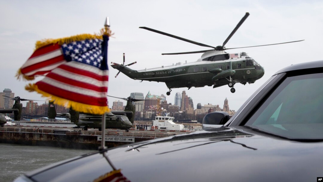 El Marine One llevando al presidente Barack Obama y a la Primera Dama se eleva del sitio de aterrizaje en Nueva York.