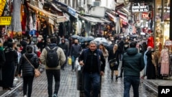 Birleşik Metal Sendikası Türkiye’deki açlık sınırının asgari ücretin iki bin lira üzerine çıktığını duyurdu. Tüketici güven endeksi düşüyor, piyasanın enflasyon beklentisi bozuluyor. 