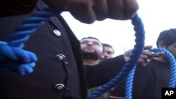 بجلی غائب اور سڑکوں پر پانی