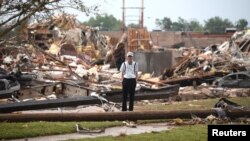 Seorang lansia merenung di antara reruntuhan rumah di kota Moore, Oklahoma pasca bencana alam tornado yang berkecepatan hingga 320 km per jam (20/5).