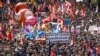 La gente asiste a la tradicional marcha del Primero de Mayo, un día de movilización contra la ley de reforma de las pensiones francesa y por la justicia social, en Nantes, Francia, el 1 de mayo de 2023. La pancarta dice "Menú del día: Cazuela a la Macron". REUTERS/Stephane Mahe