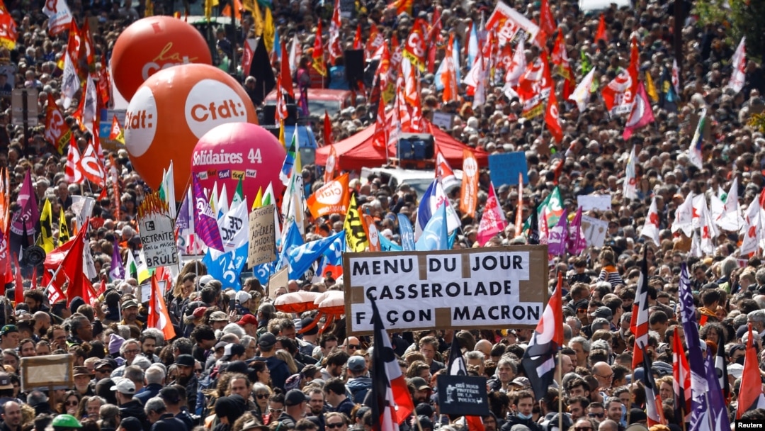 La gente asiste a la tradicional marcha del Primero de Mayo, un día de movilización contra la ley de reforma de las pensiones francesa y por la justicia social, en Nantes, Francia, el 1 de mayo de 2023. La pancarta dice "Menú del día: Cazuela a la Macron". REUTERS/Stephane Mahe