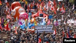 La gente asiste a la tradicional marcha del Primero de Mayo, un día de movilización contra la ley de reforma de las pensiones francesa y por la justicia social, en Nantes, Francia, el 1 de mayo de 2023. La pancarta dice "Menú del día: Cazuela a la Macron". REUTERS/Stephane Mahe