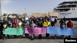 Manifestation de migrants sur le port du Pirée en Grèce le 8 mars 2016.