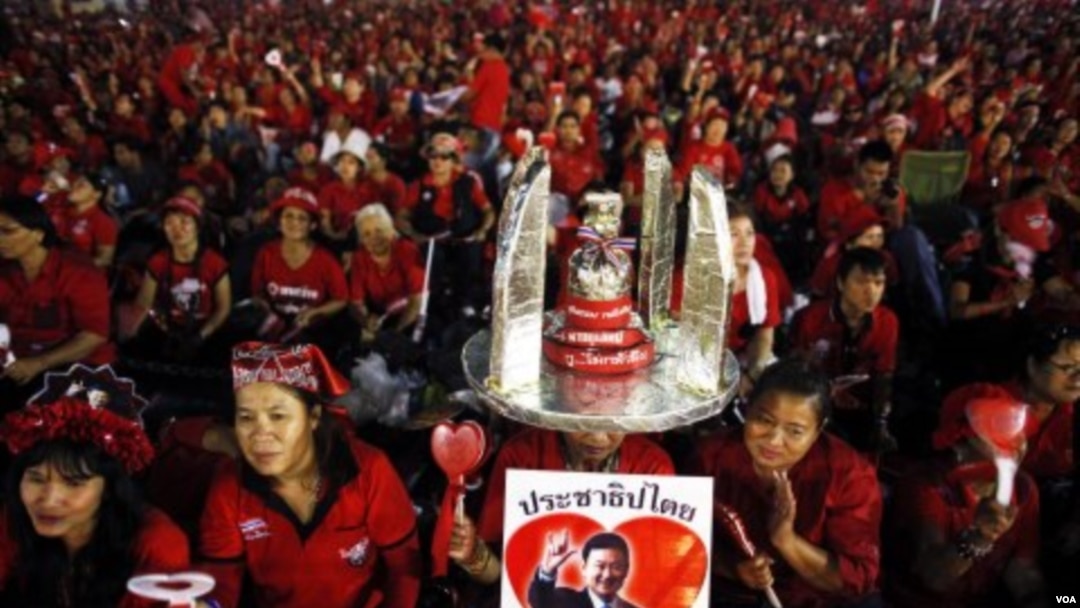 Demonstran anti-pemerintah Kaos Merah melangsungkan aksi protes damai di Bangkok, Minggu (2/13).