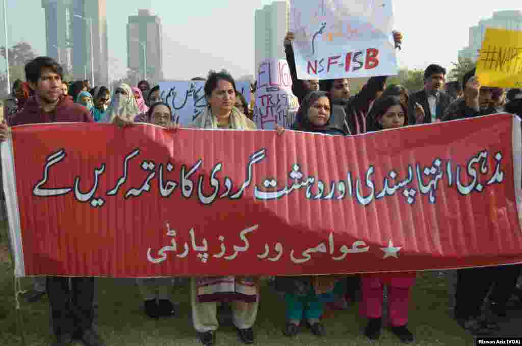 باچا خان یونیورسٹی حملے میں ہلاک ہونے والوں کی یاد میں پاکستان کے مختلف شہروں میں دعائیہ تقاریب بھی&nbsp;منعقدہ کی گئیں۔