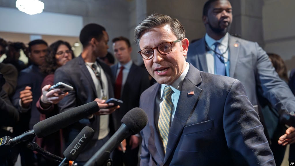 El presidente de la Cámara de Representantes de EEUU, Mike Johnson, después de una reunión a puerta cerrada con los legisladores republicanos en el Capitolio, en Washington, DC, el 20 de diciembre de 2024.