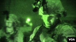 El secretario de Defensa, Robert Gates, propuso un presupuesto enfocado hacia la lucha en campos de batalla de baja tecnología.