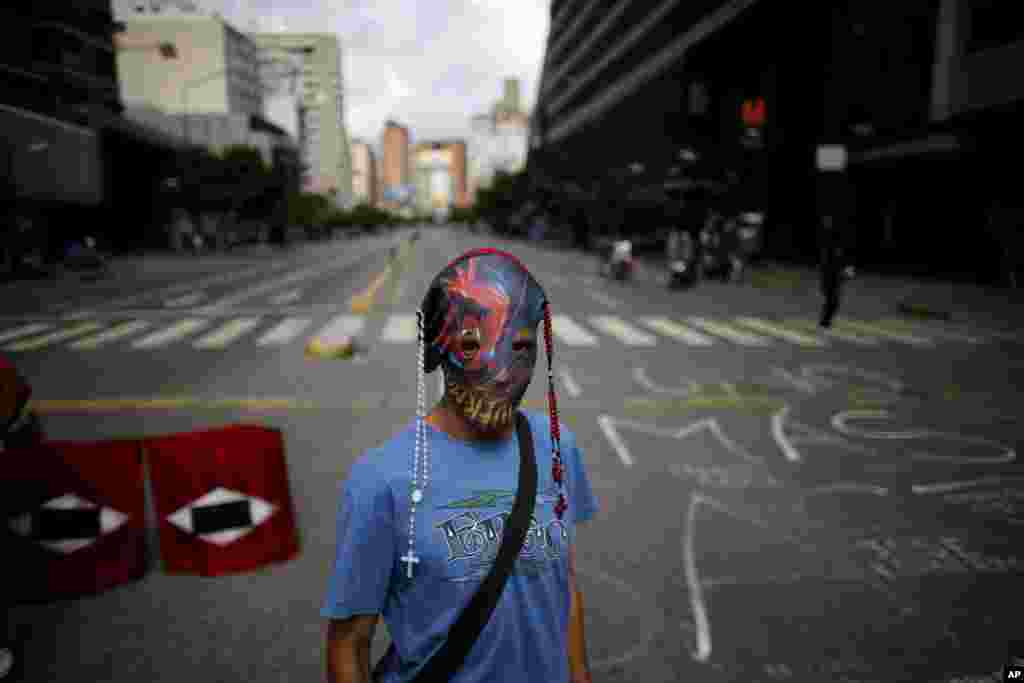 یک معترض با پوشیدن ماسک در جریان اعتصاب سراسری در ونزوئلا