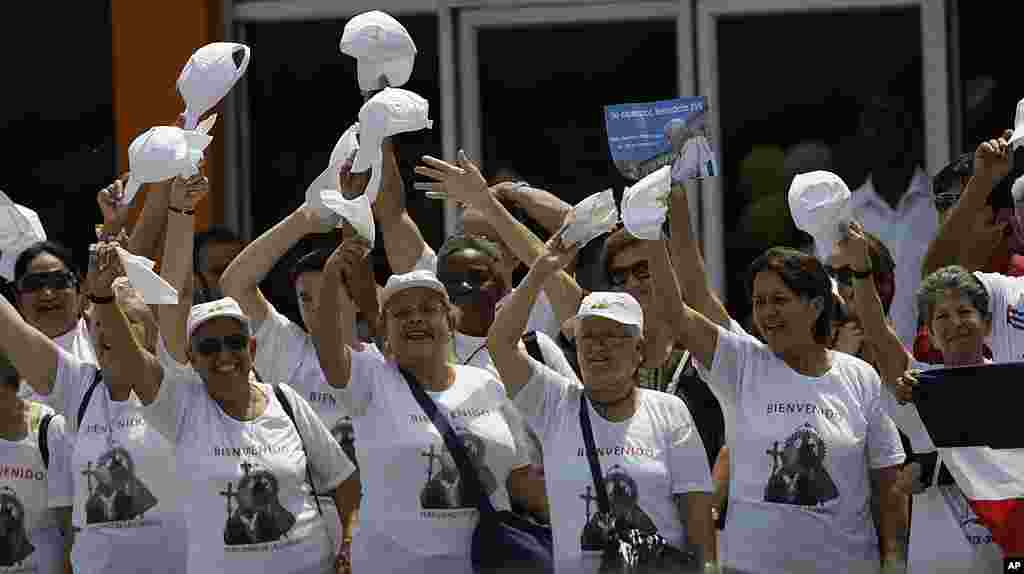 A group of women dressed in shirts that reads in Spanish; "Bienvenido," or "Welcome," wave to the pontiff upon his arrival at the Jose Marti International airport in Havana, Cuba, March 27, 2012. (AP)