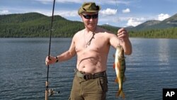 "Es una buena pesca", dijo Putin sonriendo, mostrando su botín. El presidente tenía el torso desnudo. 