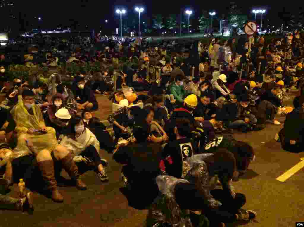 数千香港学生市民聚会与警方对峙 (美国之音海彦拍摄) 