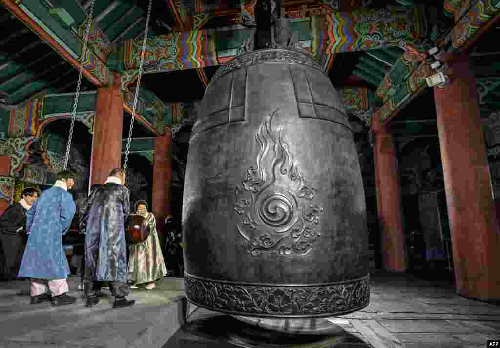 Participants hit a huge bell to welcome the 2025 New Year&#39;s Day, during celebrations post midnight at the Bosingak pavilion in central Seoul, South Korea, Jan. 1, 2025.