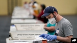 미국 선거 다음날인 4일 펜실베이니아주 랭캐스터에서 우편투표 개표 준비를 하고 있다.
