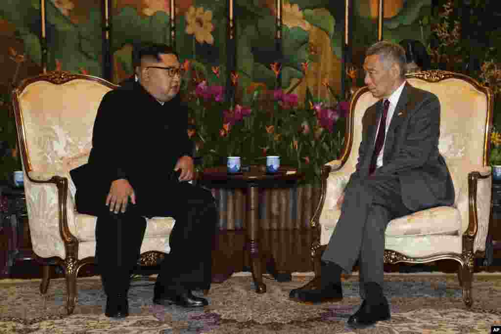 Shugaban kasar Koriya ta Arewa ya gana da Firai Ministan&nbsp; Singapore Lee Hsien Loong&nbsp;&nbsp; a fadar shugaban kasa, June 10, 2018,&nbsp; Singapore.