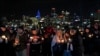 Un grupo de personas realiza una vigilia el jueves 15 de febrero de 2024 por las víctimas del tiroteo ocurrido en el desfile de la víspera para celebrar el triunfo de los Chiefs de Kansas City en el Super Bowl 58 de la NFL.