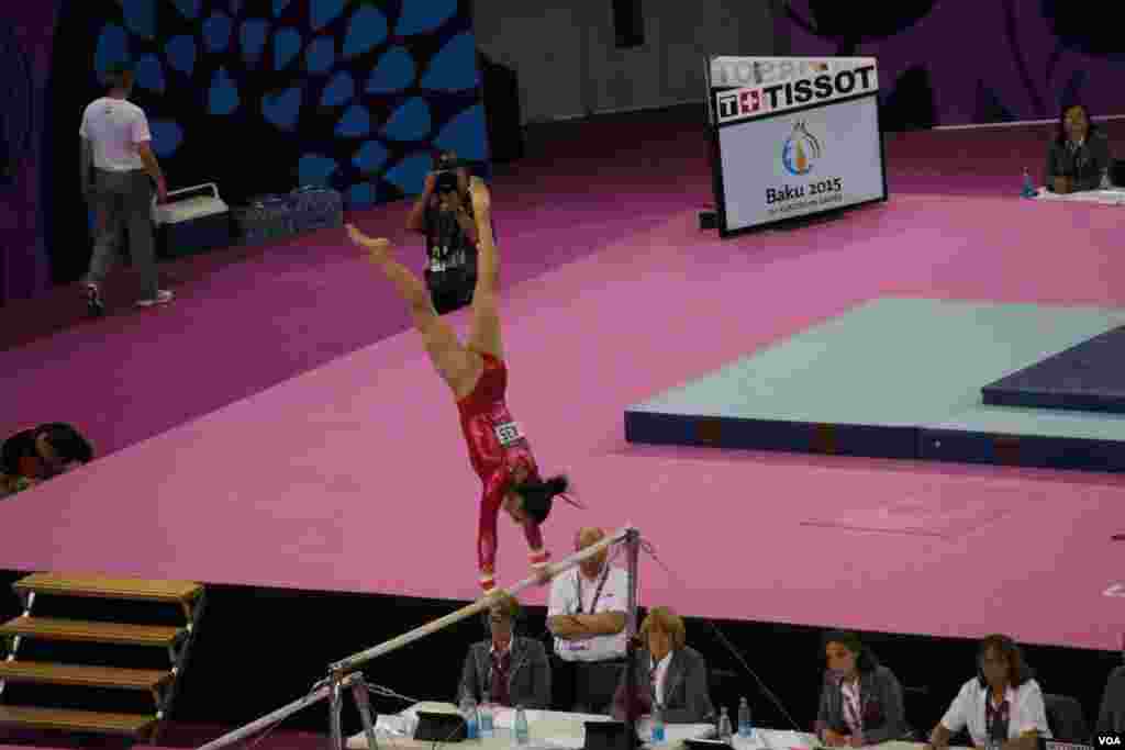 Milli Gimnastika Arenasında Qadin və Kişilərdən ibarət akrobatika