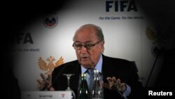 Presiden FIFA, Sepp Blatter dalam suatu jumpa pers di St. Petersburg, Rusia (Foto: dok). Federasi Sepak Bola Dunia ini menjatuhkan sanksi terhadap 74 pejabat dan pemain sepakbola dunia atas keterlibatan mereka "main sabun" di Italia dan Korea Selatan.