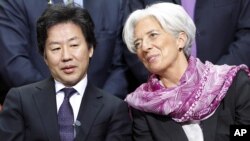 International Monetary Fund Managing Director Christine Lagarde speaks with speaks with Japan's Finance Minister Jun Azumi at the IMF/World Bank spring meetings in Washington, April, 21, 2012.