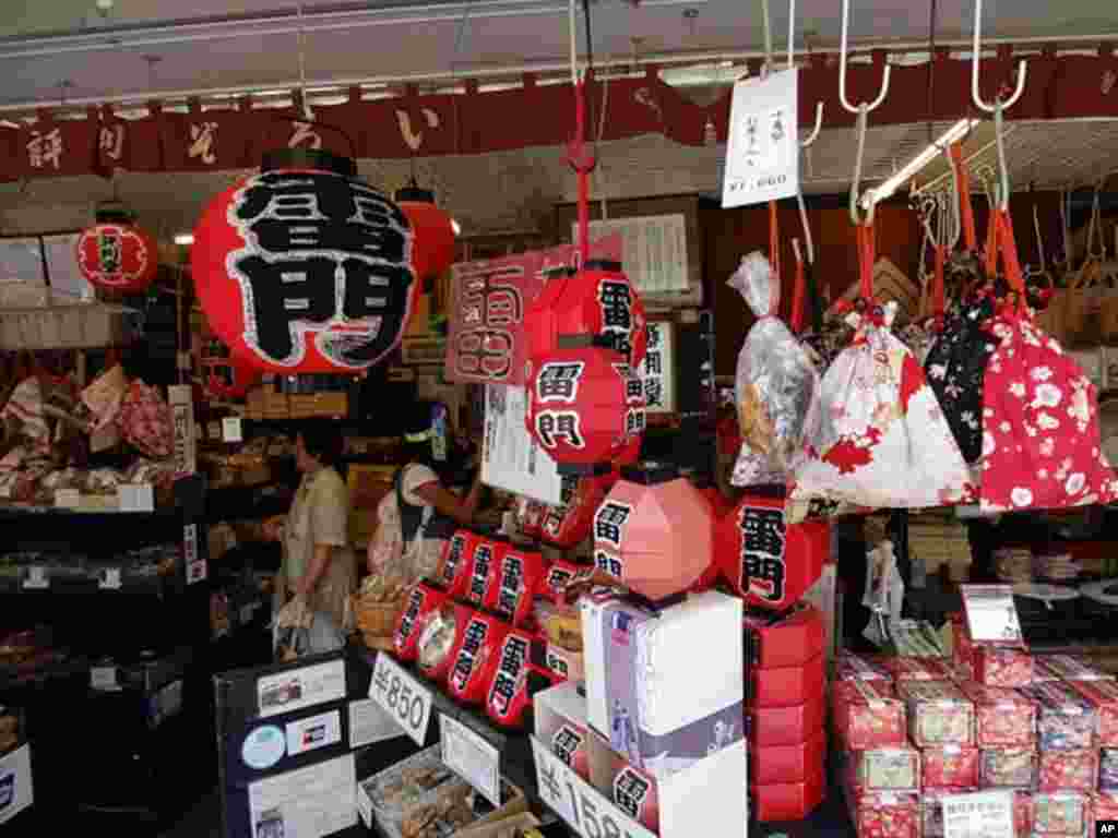 出售纪念品的店铺以外国游人为主要顾客