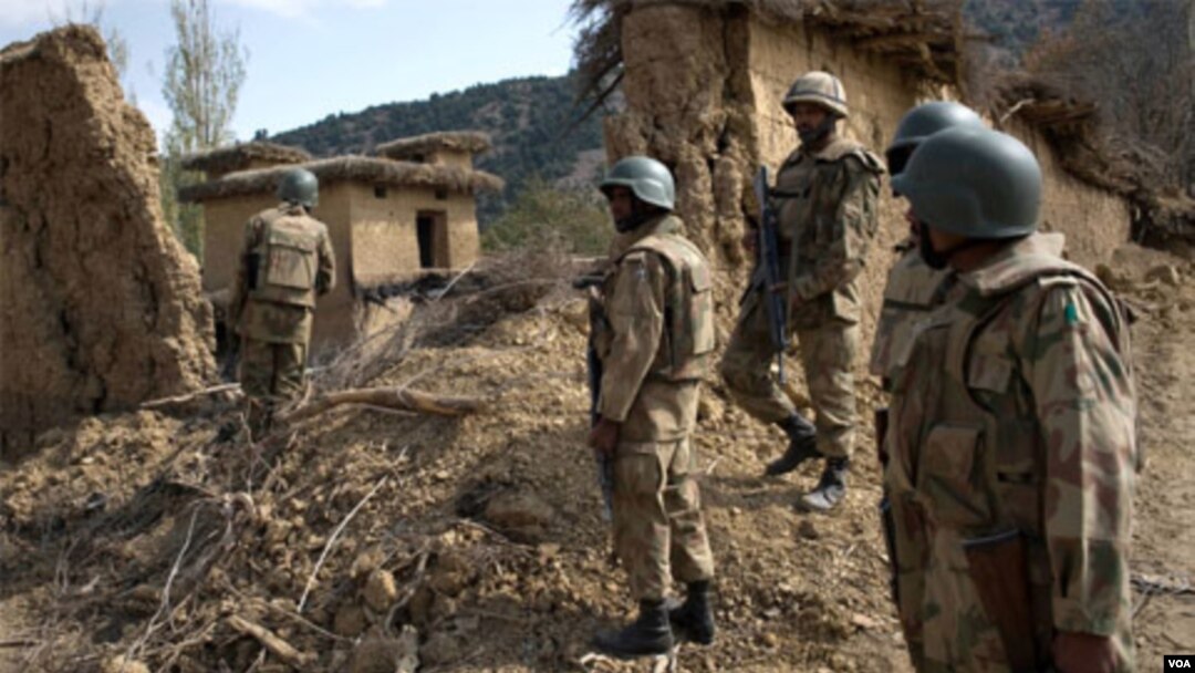 Tentara Pakistan melakukan patroli di Waziristan dekat perbatasan Afghanistan, yang rawan serangan militan Taliban dan al-Qaida (foto: dok).
