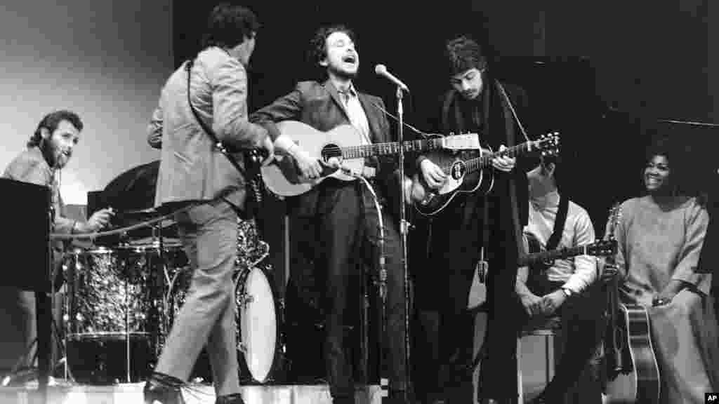 Le chanteur de folk Bob Dylan, sur scène avec ses musiciens, Levon Helm, Rick Danko, et Robbie Robertson, à New York, le 20 janvier 1968.